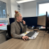 Lara Hasselbusch im Büro am Telefon